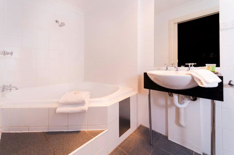 Athelstane House - Accommodation NT 20