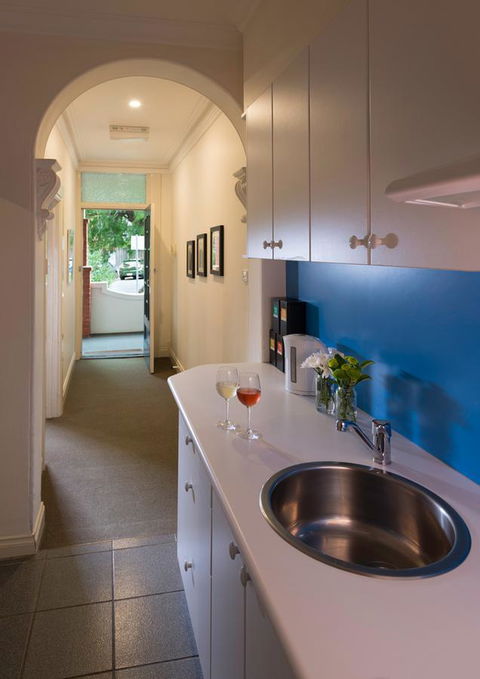 Athelstane House - Accommodation NT 12
