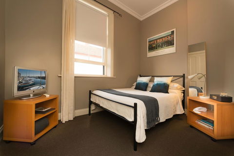 Athelstane House - Accommodation NT 17
