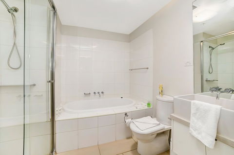 Signature Waterfront Apartments - Accommodation NT 14