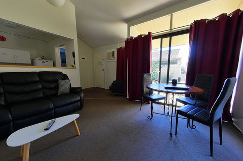 Executive Hideaway - Accommodation NT 42