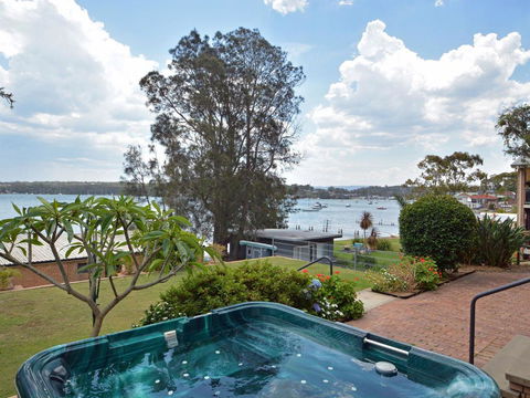 The House On The Lake @ Fishing Point, Lake Macquarie - Honestly Put The Line In And Catch Fish - NT Tourism 1