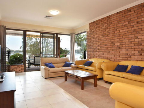The House On The Lake @ Fishing Point, Lake Macquarie - Honestly Put The Line In And Catch Fish - NT Tourism 3