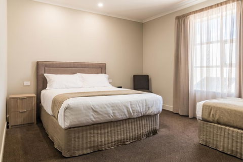 The Lighthouse Hotel - NT Tourism 0