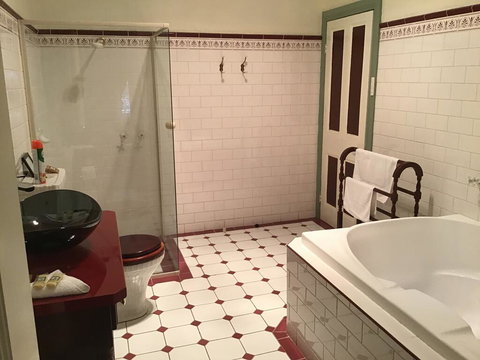 The Olde Devonshire House - Accommodation NT 3