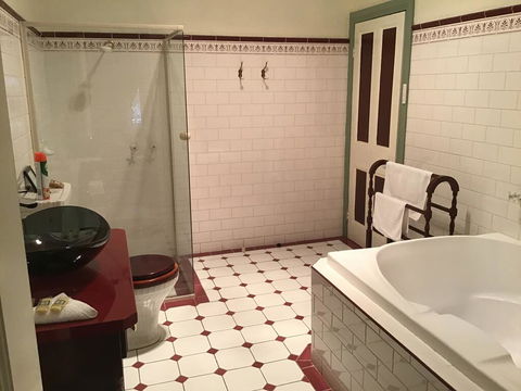 The Olde Devonshire House - Accommodation NT 3