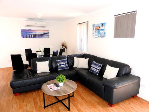The Royal Dolphin Holiday Home - NT Tourism 0