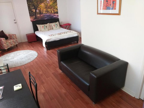 The Shelter Shed Garden Studio Apartment - NT Tourism 1