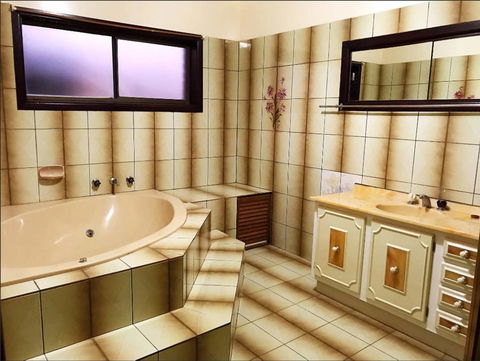 Thomastown Antique House En-suite Room - NT Tourism 1