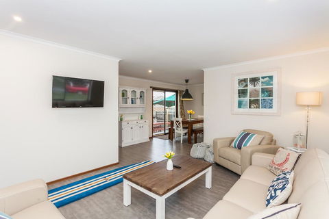 Torquay Retreats Aus- TwentyTwo Pride - Accommodation NT 2