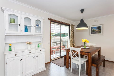 Torquay Retreats Aus- TwentyTwo Pride - Accommodation NT 1