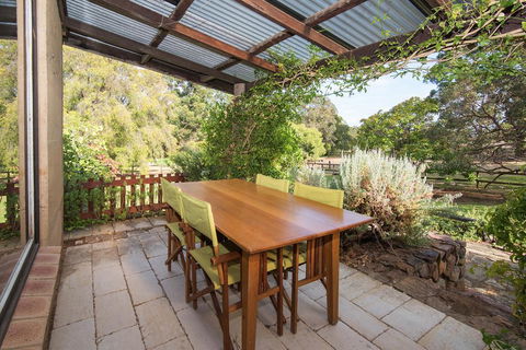 Trastevere Cowaramup Farm House - NT Tourism 0