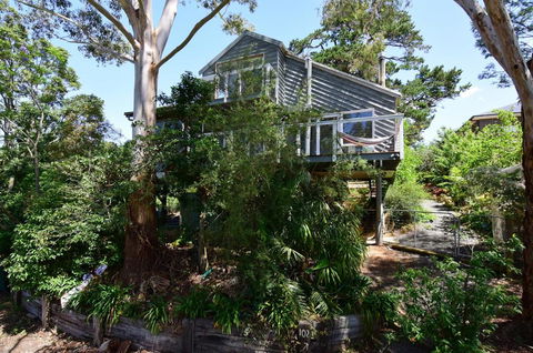 Treetops - Newly Renovated, In The Village! - NT Tourism 0