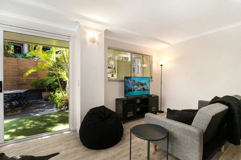 Tropical Townhouse With Two Courtyards And Pool - NT Tourism 0
