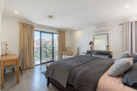 ULTRA SPACIOUS STYLISH HOME IN PRESTONS - SYDNEY - Accommodation NT 2