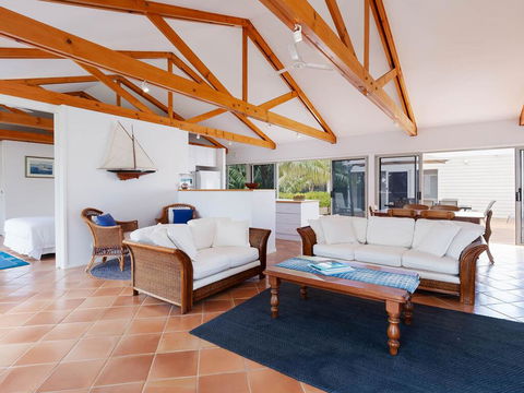 Unit 1 44 Danalene Pde Fantastic Waterfront Property With Air Con - NT Tourism 1