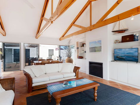 Unit 1 44 Danalene Pde Fantastic Waterfront Property With Air Con - NT Tourism 2