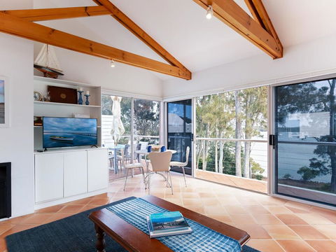 Unit 1 44 Danalene Pde Fantastic Waterfront Property With Air Con - NT Tourism 3