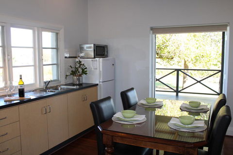 Upper Reach Spa Cottage - NT Tourism 3