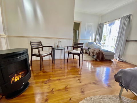 Valley Abode Large Studio Suite -private Ensuite - NT Tourism 1
