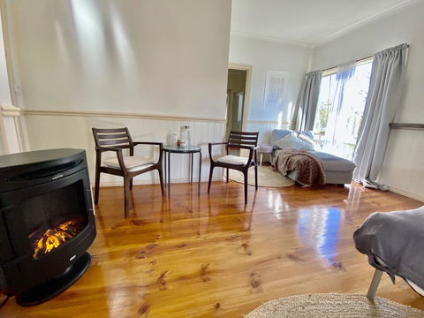 Valley Abode Large Studio Suite -private Ensuite - NT Tourism 3