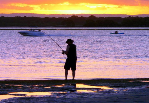 VIEWS VIEWS VIEWS! Front Top Floor Waterfront Unit - Chnook Apartments South Esp, Bongaree - Accommodation NT 1