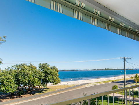 VIEWS VIEWS VIEWS! Front Top Floor Waterfront Unit - Chnook Apartments South Esp, Bongaree - Accommodation NT 0