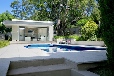 Vue De La Mer Luxury Family Retreat With Tennis Court, Pool, Spa, Water Views - Accommodation NT 2