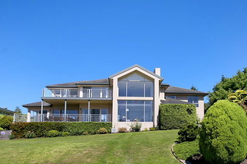 Vue De La Mer Luxury Family Retreat With Tennis Court, Pool, Spa, Water Views - Accommodation NT 1