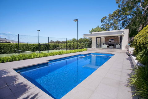 Vue De La Mer Luxury Family Retreat With Tennis Court, Pool, Spa, Water Views - Accommodation NT 3