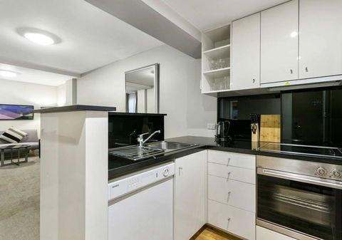 Walk To The MCG, The Tan, Botanic Gardens & Train - NT Tourism 1