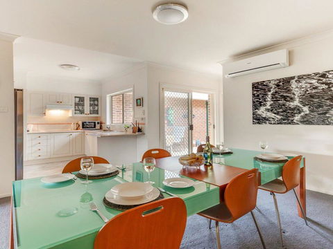 Walling-Clifton Gardens - Backing Onto Golf Course - NT Tourism 3