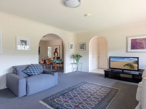 Walling-Clifton Gardens - Backing Onto Golf Course - NT Tourism 2