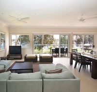 Wangi Lakehouse - renovated Lake Macquarie lakefront Location - Accommodation NT