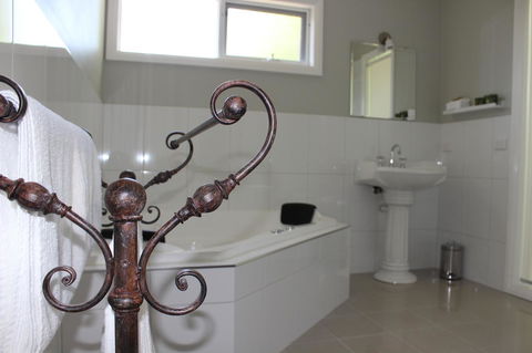 Amelina Cottages - Accommodation NT 24