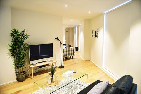 Superb Habour View/ Stylish Apartment / Landmark Building/ Free Tram - Accommodation NT 9