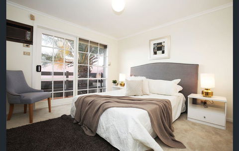 The Gallery Hours - NT Tourism 0