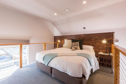 The Old Mechanics - Accommodation NT 12