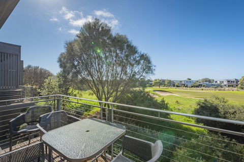 Stylish 3 Bedroom Townhouse - Free Parking - Accommodation NT 13