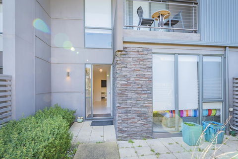 Stylish 3 Bedroom Townhouse - Free Parking - Accommodation NT 0