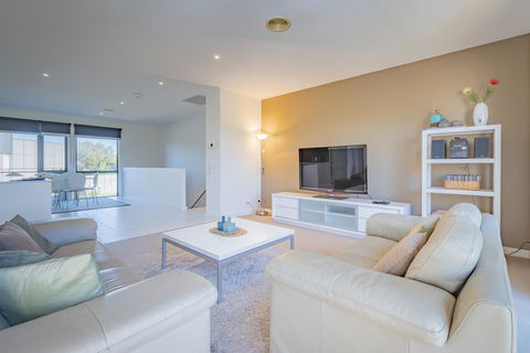 Stylish 3 Bedroom Townhouse - Free Parking - Accommodation NT 1