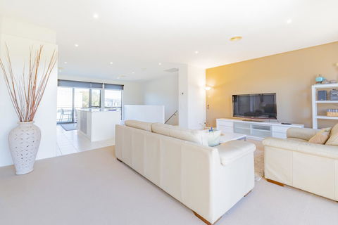 Stylish 3 Bedroom Townhouse - Free Parking - Accommodation NT 4