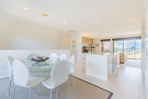 Stylish 3 Bedroom Townhouse - Free Parking - Accommodation NT 14