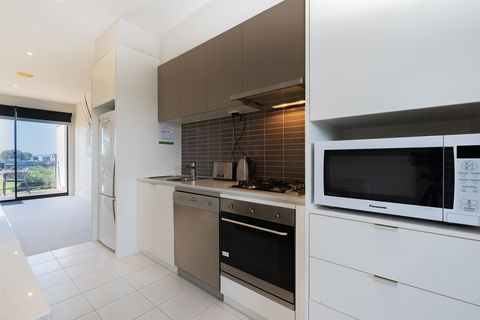 Stylish 3 Bedroom Townhouse - Free Parking - Accommodation NT 10