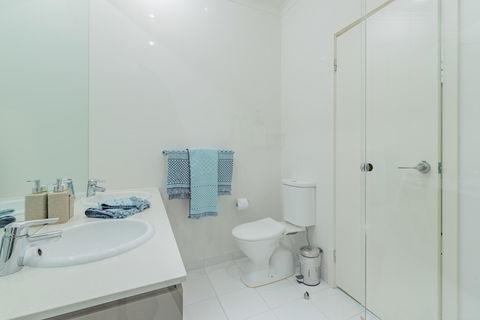 Stylish 3 Bedroom Townhouse - Free Parking - Accommodation NT 18