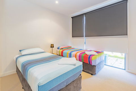 Stylish 3 Bedroom Townhouse - Free Parking - Accommodation NT 8