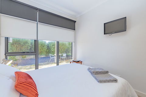 Stylish 3 Bedroom Townhouse - Free Parking - Accommodation NT 20