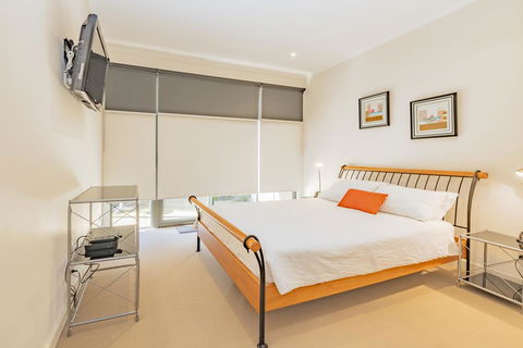 Stylish 3 Bedroom Townhouse - Free Parking - Accommodation NT 19