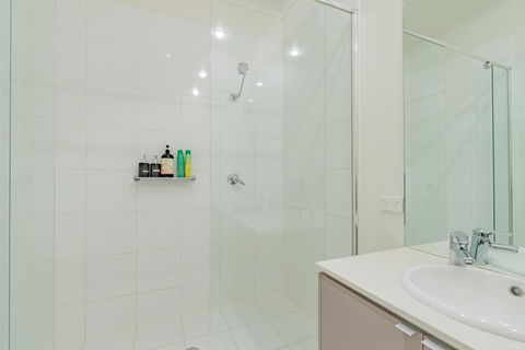 Stylish 3 Bedroom Townhouse - Free Parking - Accommodation NT 17
