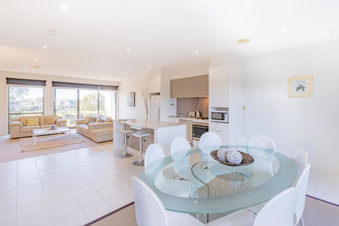 Stylish 3 Bedroom Townhouse - Free Parking - Accommodation NT 2